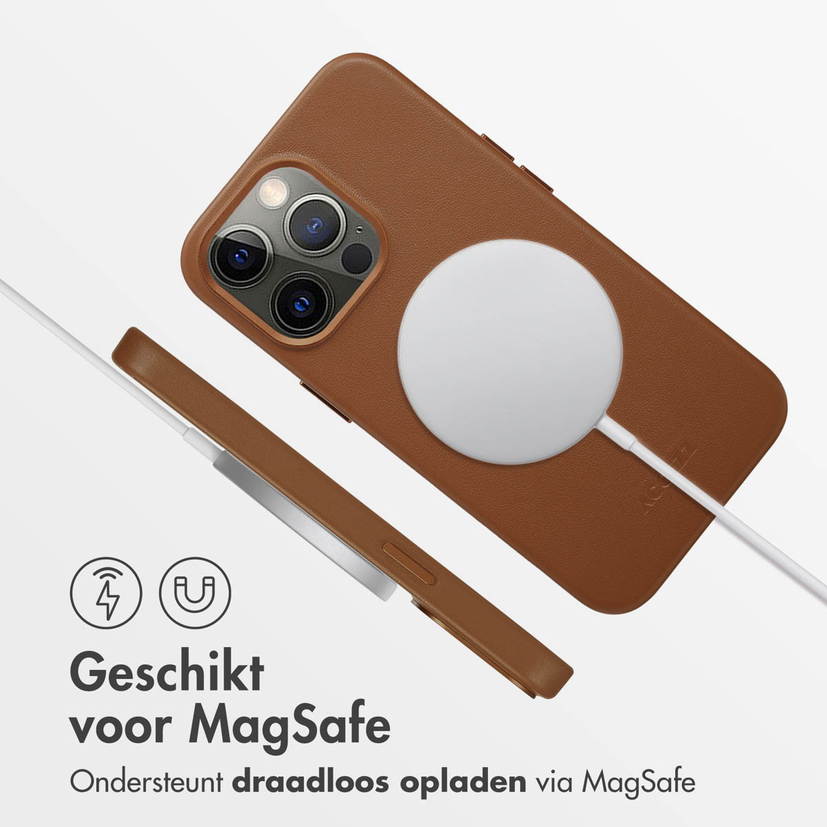 Coque en cuir marron avec chargeur MagSafe, affichant le chargement sans fil.