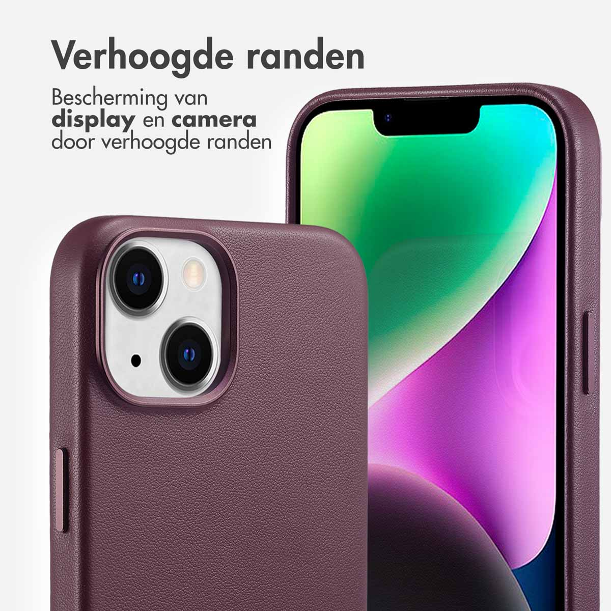 Een paarse telefoonhoes met een telefoon erin. De hoes is open en toont de camera van de telefoon.