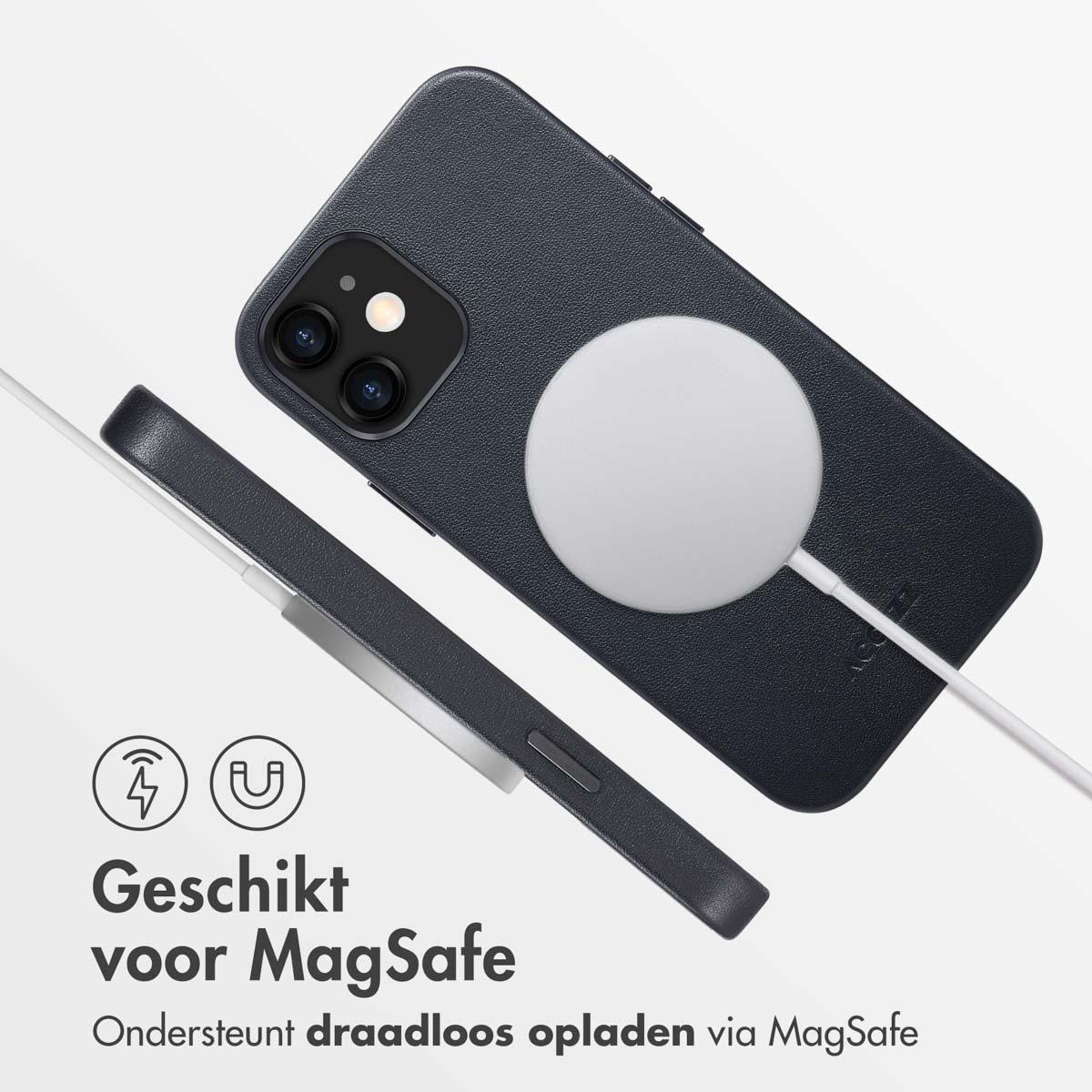 Custodia blu scuro con caricatore wireless bianco. Il telefono è sulla custodia.