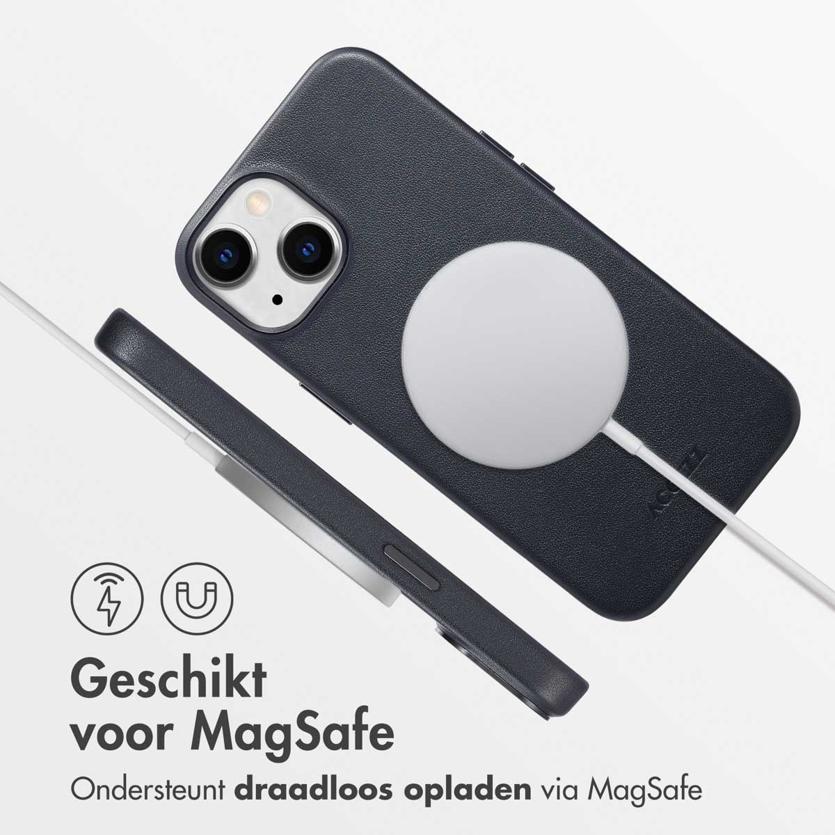 Telefoon in een donkere hoes met een MagSafe-oplader bevestigd, en draadloos opladen.