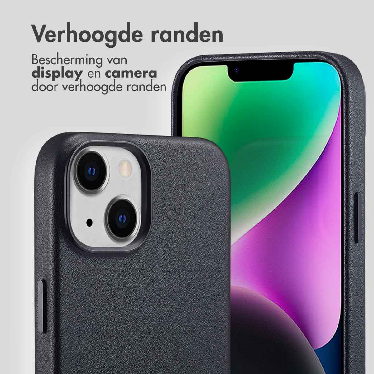 Zwarte telefoonhoes, close-up cameramodule. Tekst: Verhoogde randen voor bescherming.