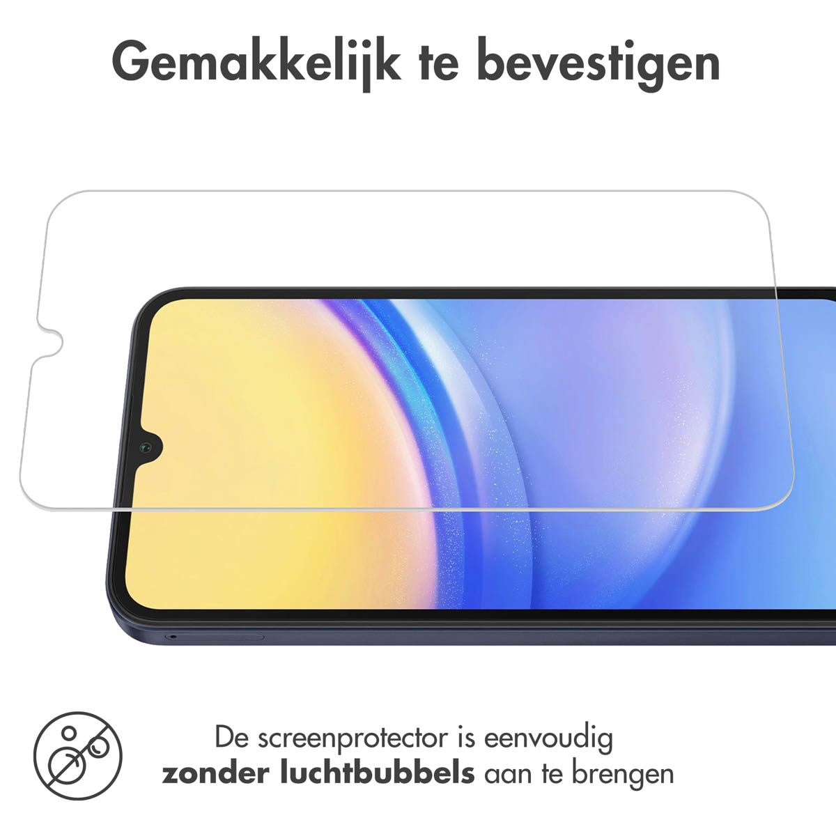 Een telefoon waarop een schermbeschermer wordt aangebracht. De beschermer is helder en de telefoon zichtbaar.