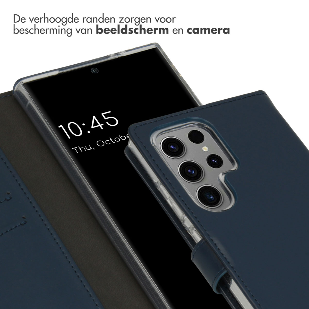 Eine dunkelblaue Handyhülle mit einem Telefon darin, das den Bildschirm mit Uhrzeit zeigt.