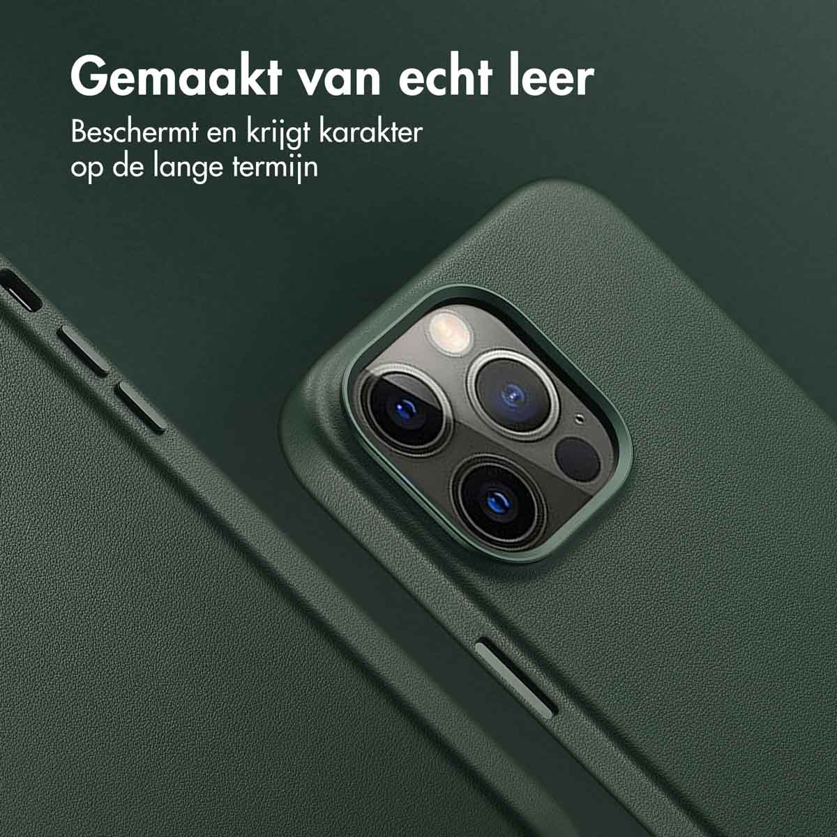 Close-up van een groene telefoonhoes. De telefoon heeft drie camera's. De hoes is van leer.