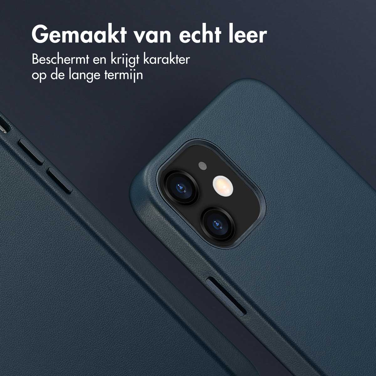 Close-up van een donkerblauwe telefoonhoes met een telefoon, de cameralenzen zichtbaar.
