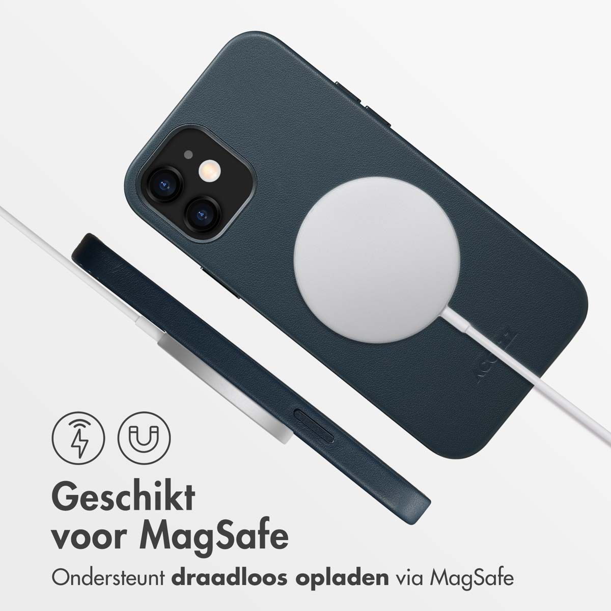 Donkerblauwe telefoonhoes met witte oplaadpad. Telefoon en oplader worden getoond.