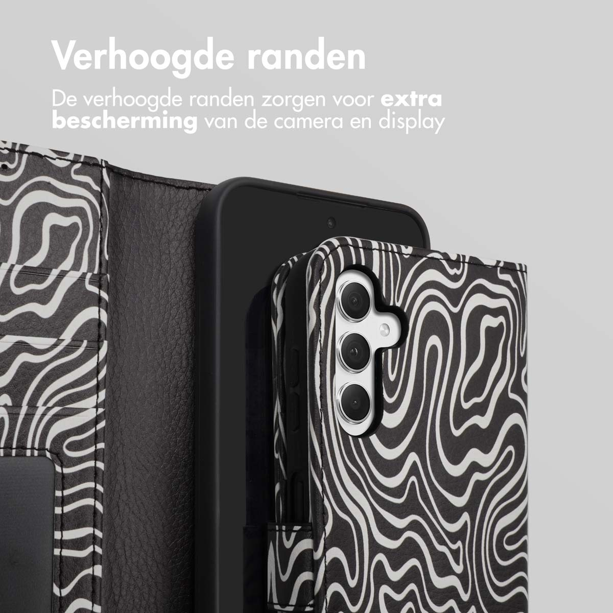 Coque de téléphone à motifs noir et blanc ouverte, montrant un téléphone. Bords hauts pour la protection de la caméra.