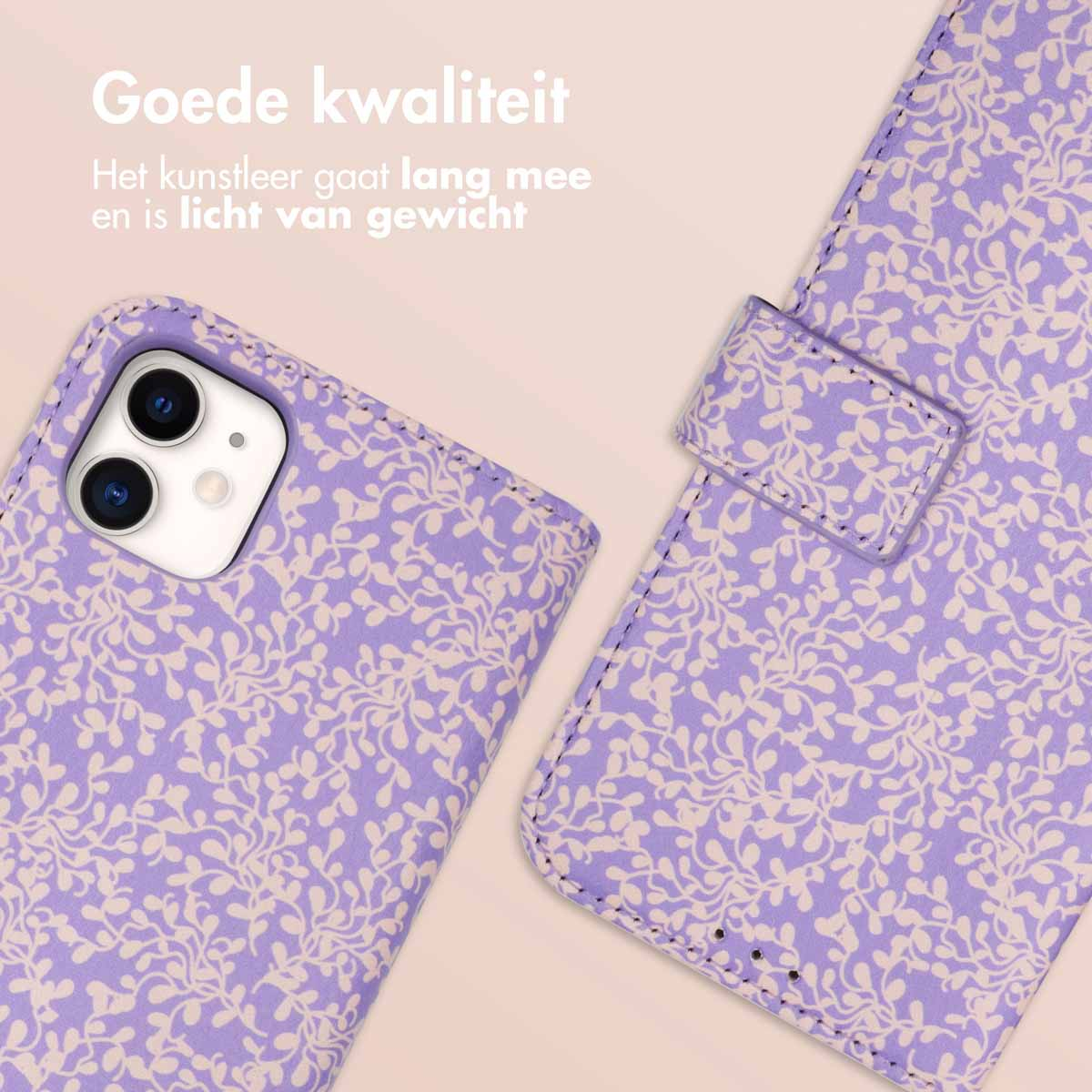 Nahaufnahme einer lila Handyhülle mit floralem Muster. Beiger Hintergrund.