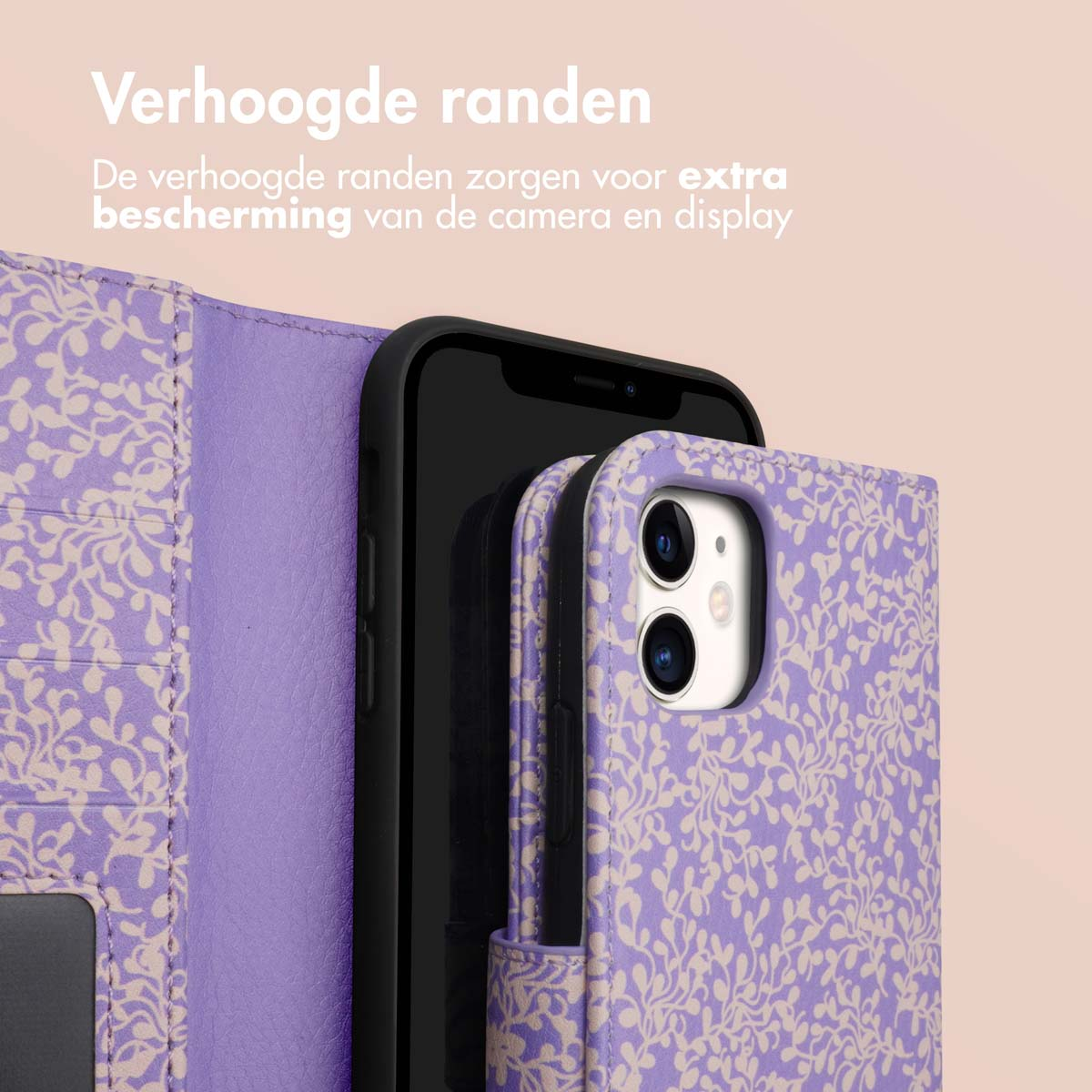 Schwarzes Telefon in lila Hülle mit floralem Muster. Beiger Hintergrund.