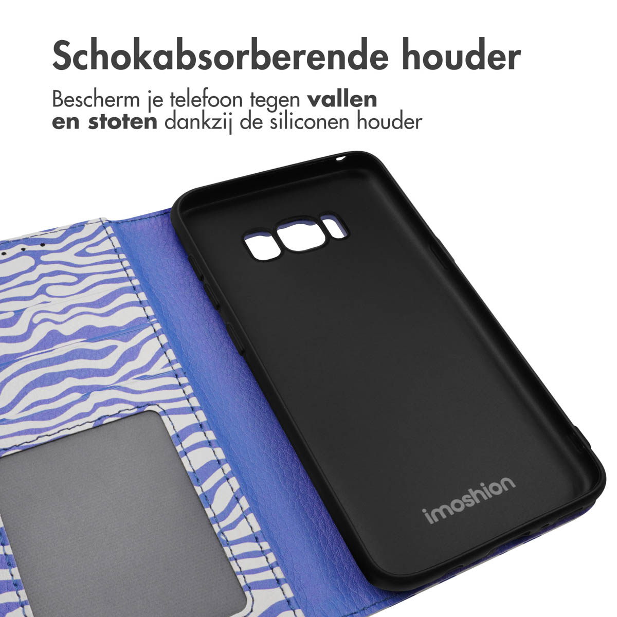 Telefoonhoesje met een zwarte telefoon erin. De hoes is blauw en wit met een zebrapatroon.