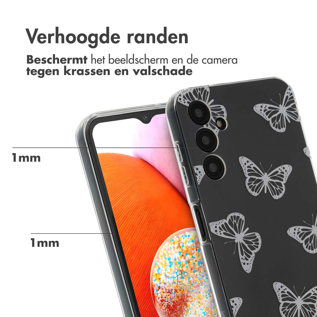 Close-up van een telefoonhoesje met vlinderontwerp, zwart met witte vlinders.