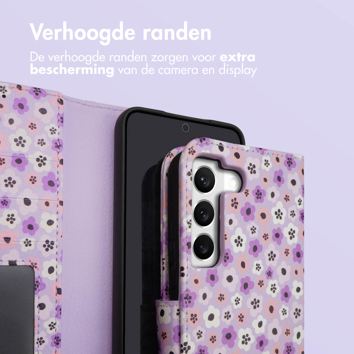 Coque de téléphone florale. Fond violet clair, avec téléphone partiellement inséré. Caméra visible.