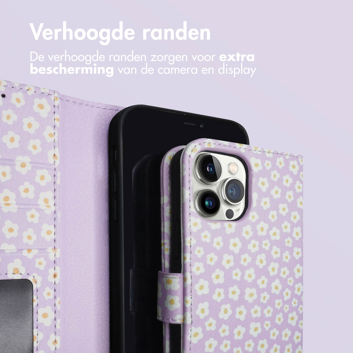 Telefoonhoesje met bloemenpatroon, lavendelkleur. Telefoon zit erin, toont camera en display.