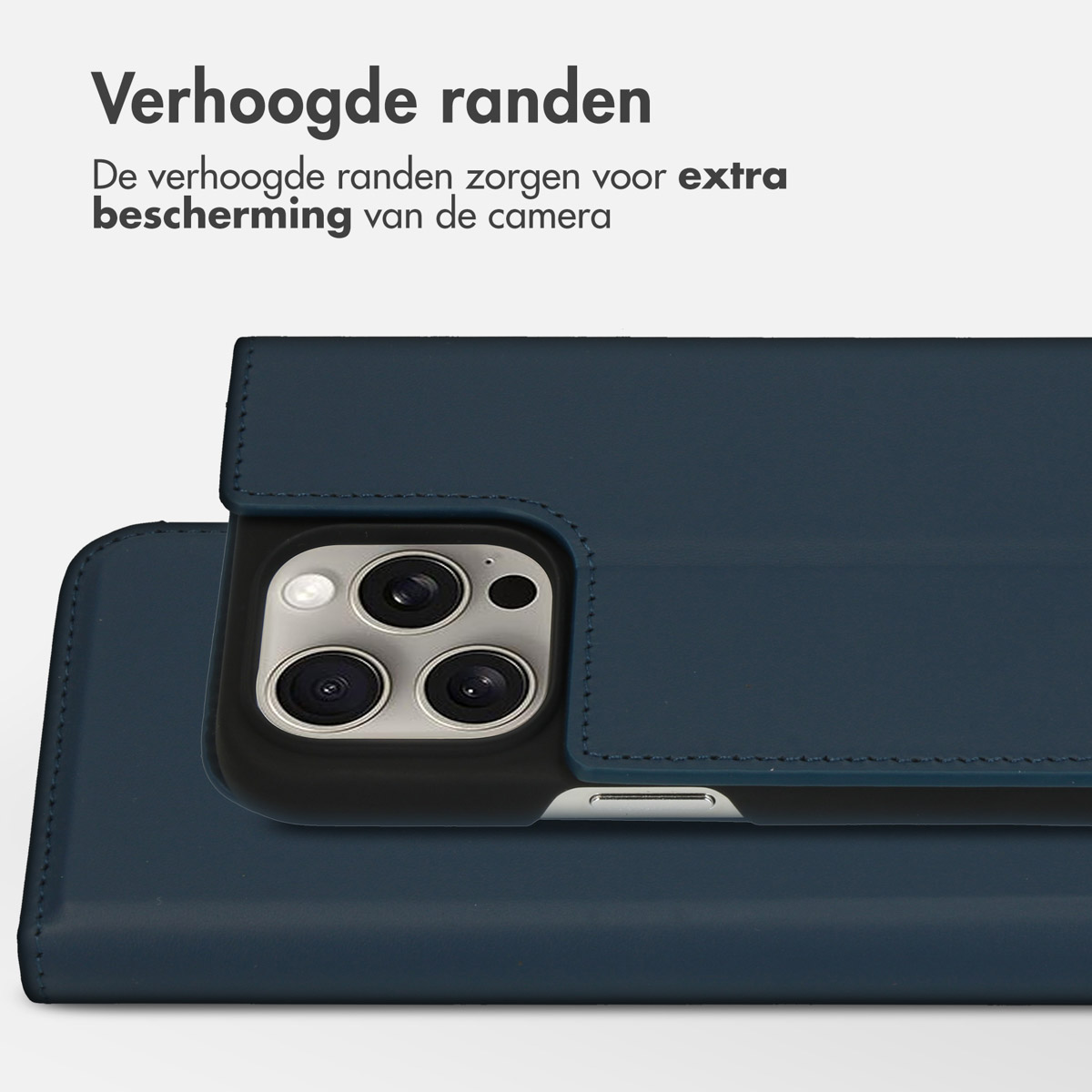 Coque de téléphone bleu foncé avec découpe pour l'appareil photo. Bords surélevés pour la protection.