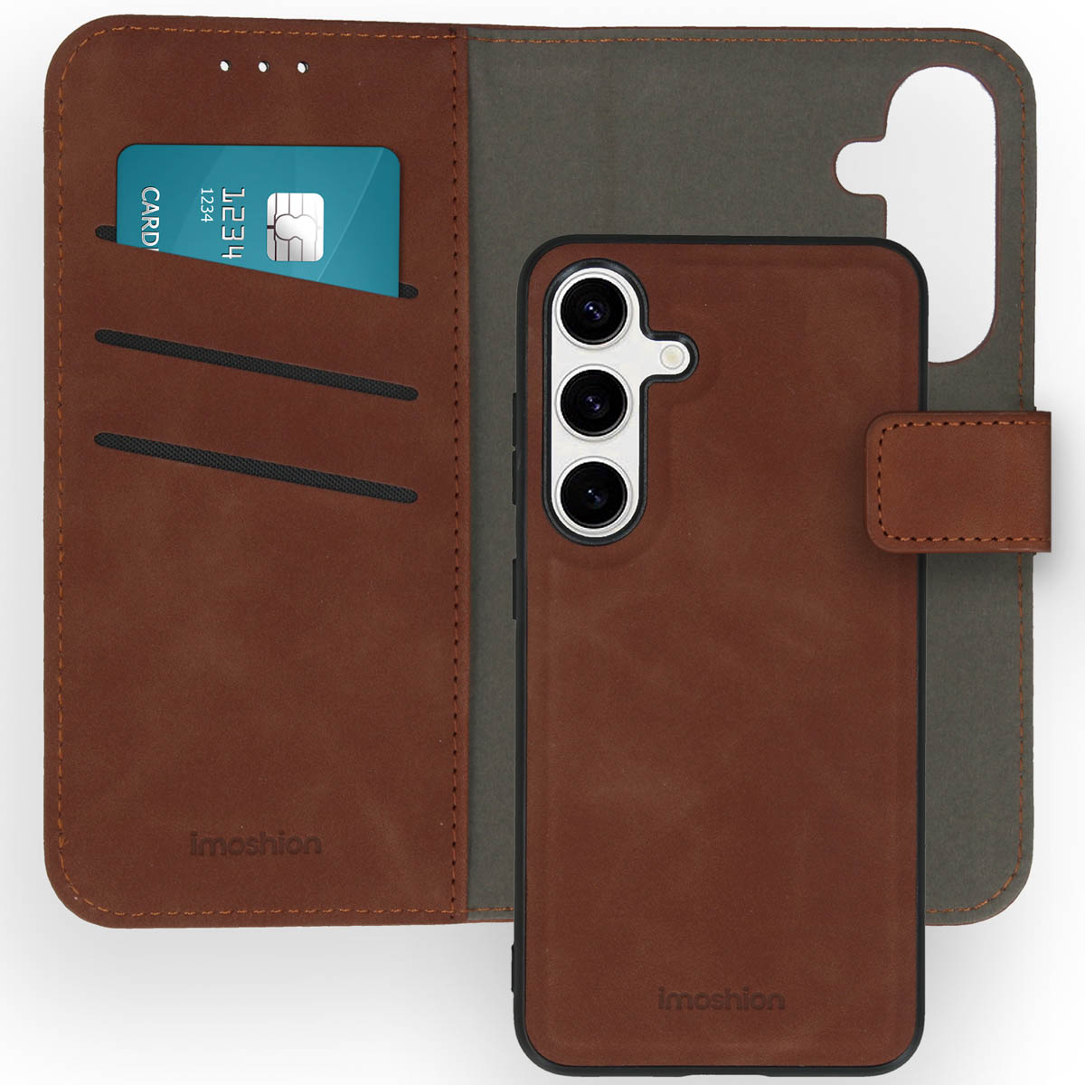 Bruine telefoonhoes, portemonnee-stijl, met creditcard in een gleuf. Telefoon bruin, hoes open.