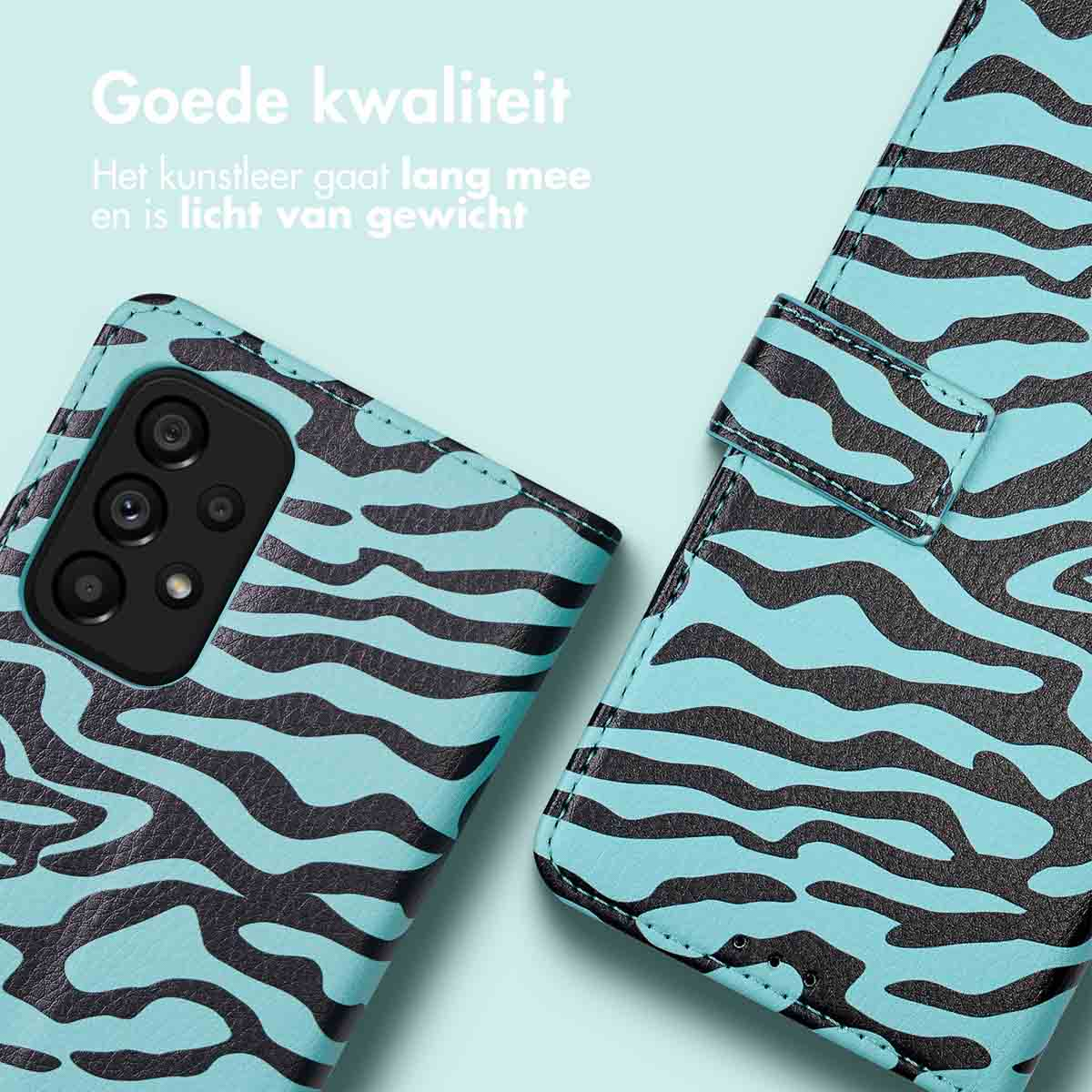 Twee telefoonhoesjes, blauw met zwart golfpatroon. Eén is gesloten, de ander open.