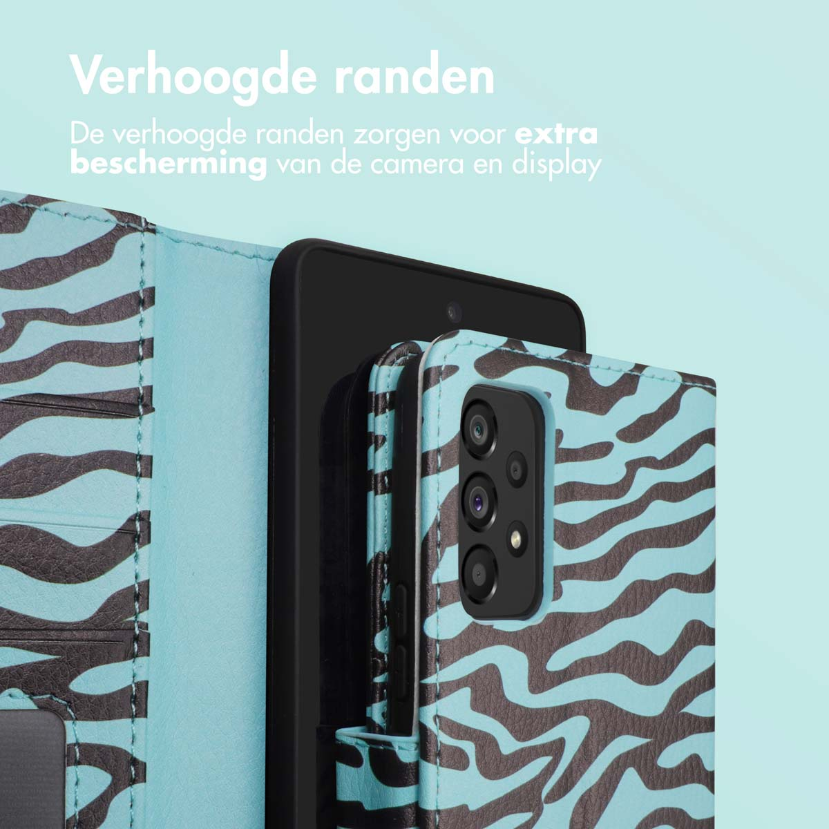 Telefoonhoesje met blauw en zwart golfpatroon. De telefoon zit in de hoes.