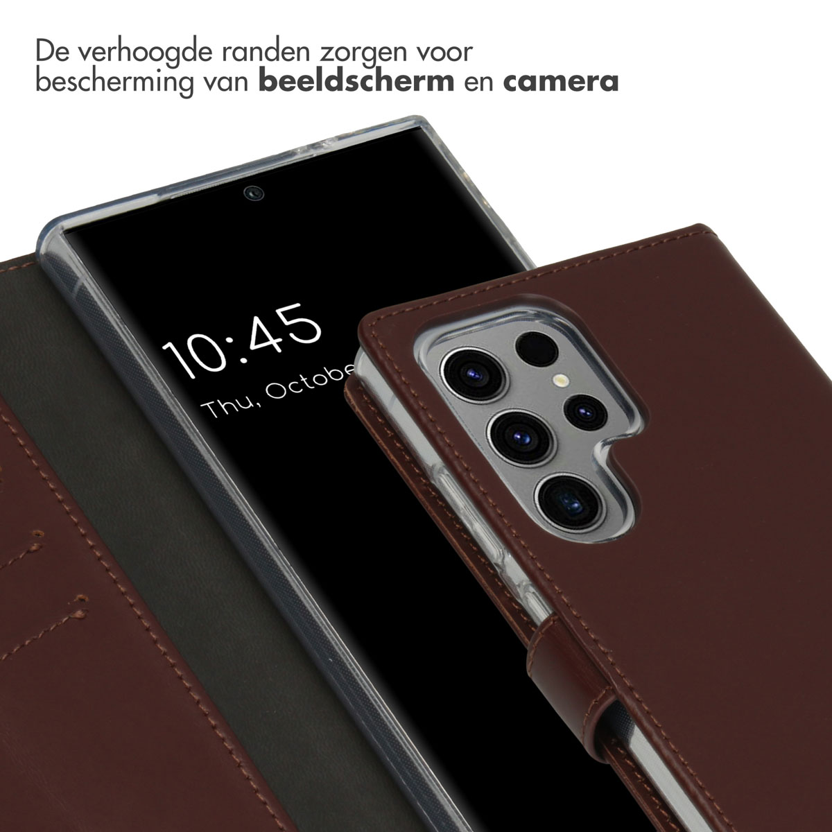 Eine braune Leder-Handyhülle mit einem Telefon darin. Der Telefonbildschirm zeigt 10:45, Donnerstag, Oktober. Die Hülle ist offen.