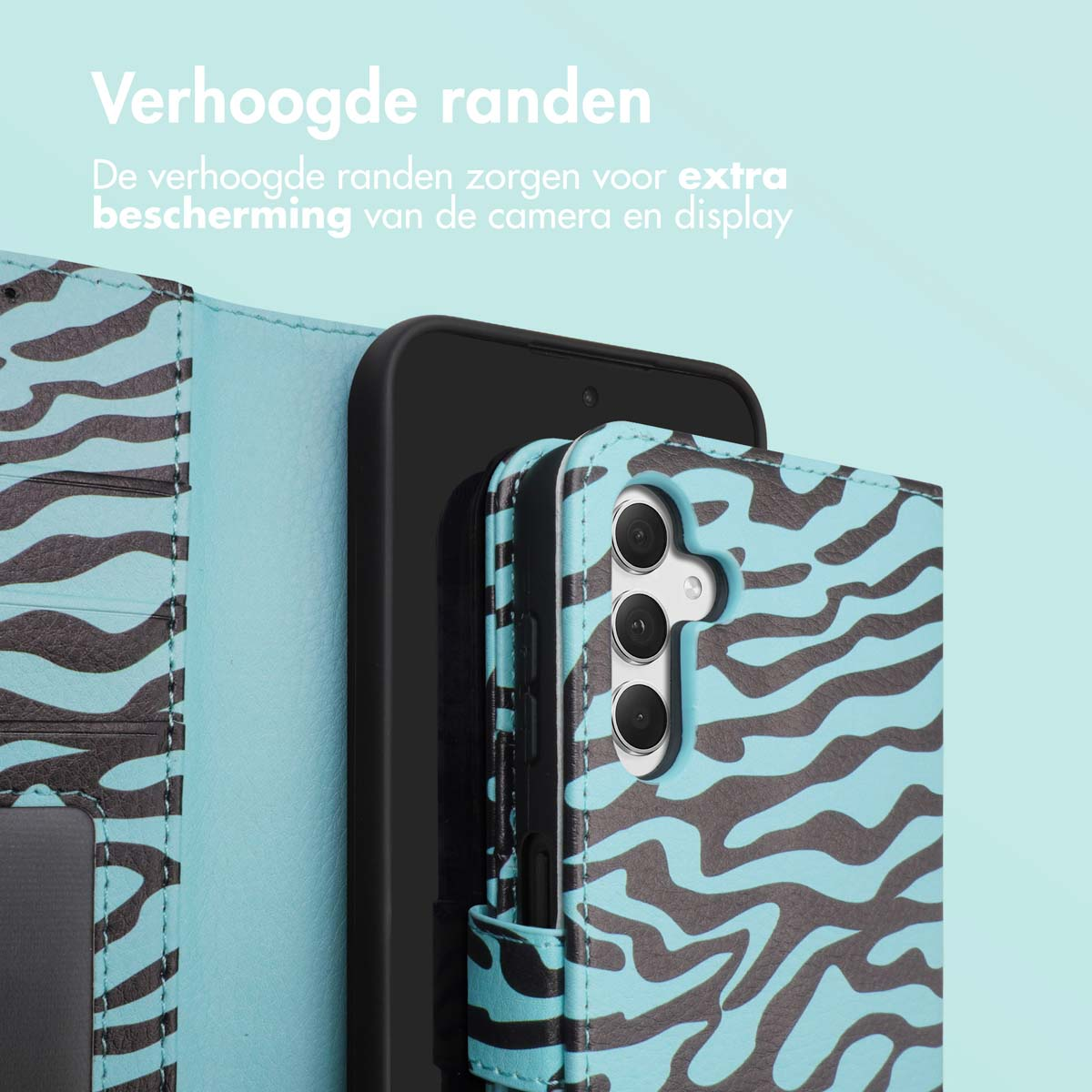 Coque de téléphone avec motif zébré bleu et noir, le téléphone est à l'intérieur. Fond bleu clair.