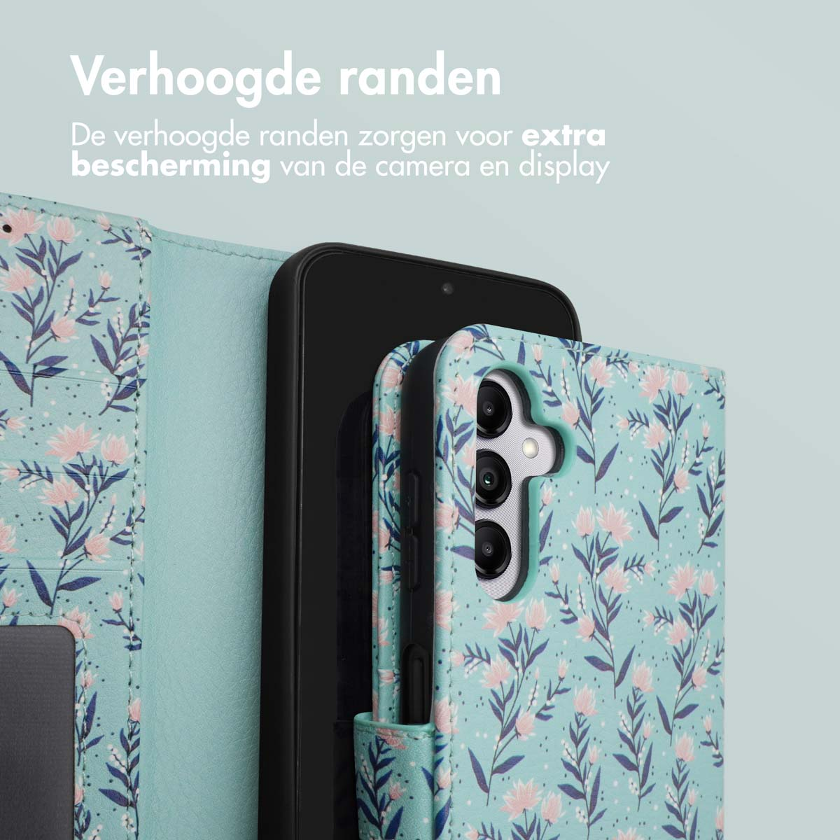 Telefoonhoesje met bloemenontwerp en een telefoon erin. De hoes is open en turquoise.