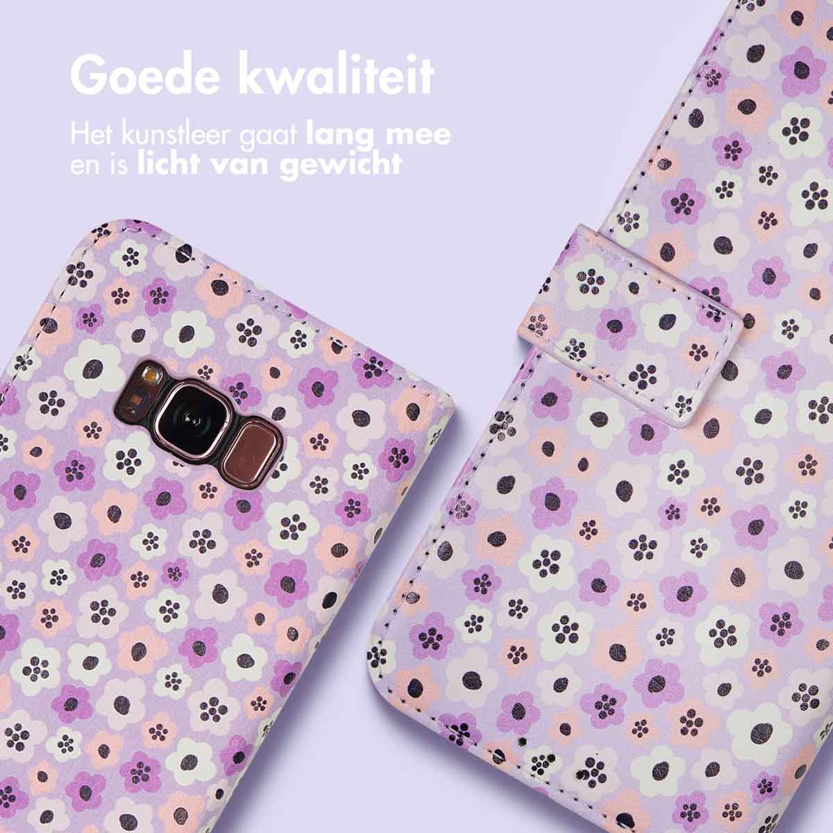 Twee telefoonhoesjes met bloemenpatroon. Eén is gesloten, de ander open.