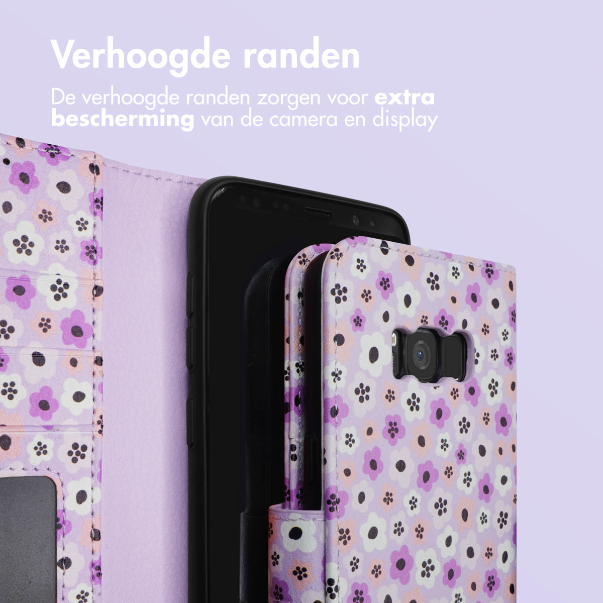 Telefoonhoesje met paars bloemenpatroon. De telefoon zit in de hoes.