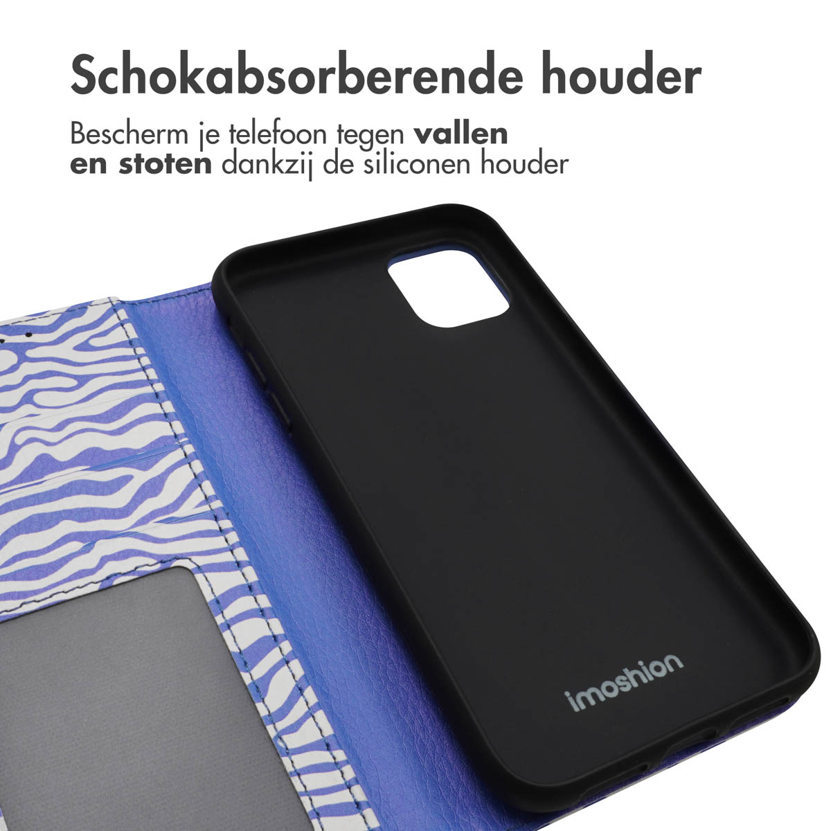 Een telefoonhoesje met een zebrapatroon en een zwarte telefoon worden getoond. De telefoonhoes is open en de telefoon zit erin.