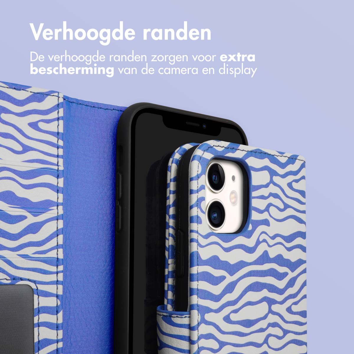 Telefoonhoesje met blauw-wit zebrapatroon, met een telefoon erin.