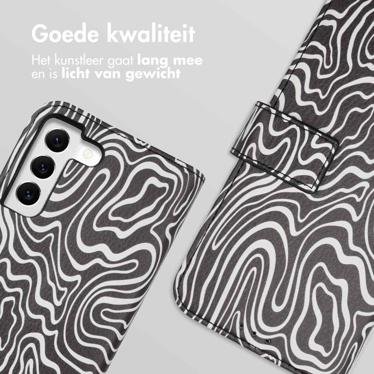 Coque de téléphone avec un motif de lignes ondulées en noir et blanc. La coque est ouverte.