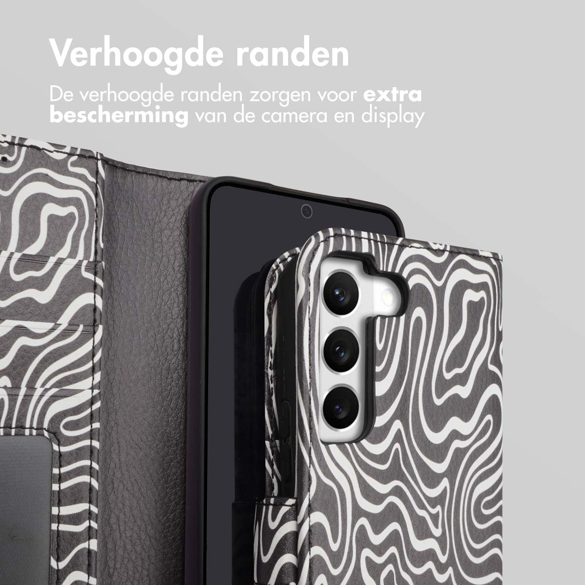 Une coque de téléphone avec un imprimé zébré noir et blanc, protégeant le téléphone avec des bords surélevés.