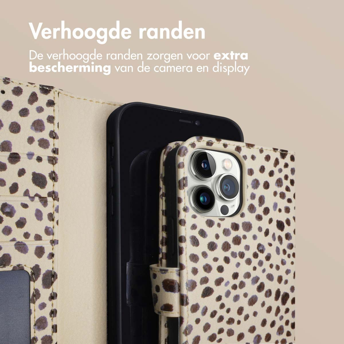 Telefoonhoes met luipaardprint. Open, toont een telefoon erin. Ontwerp met verhoogde randen.