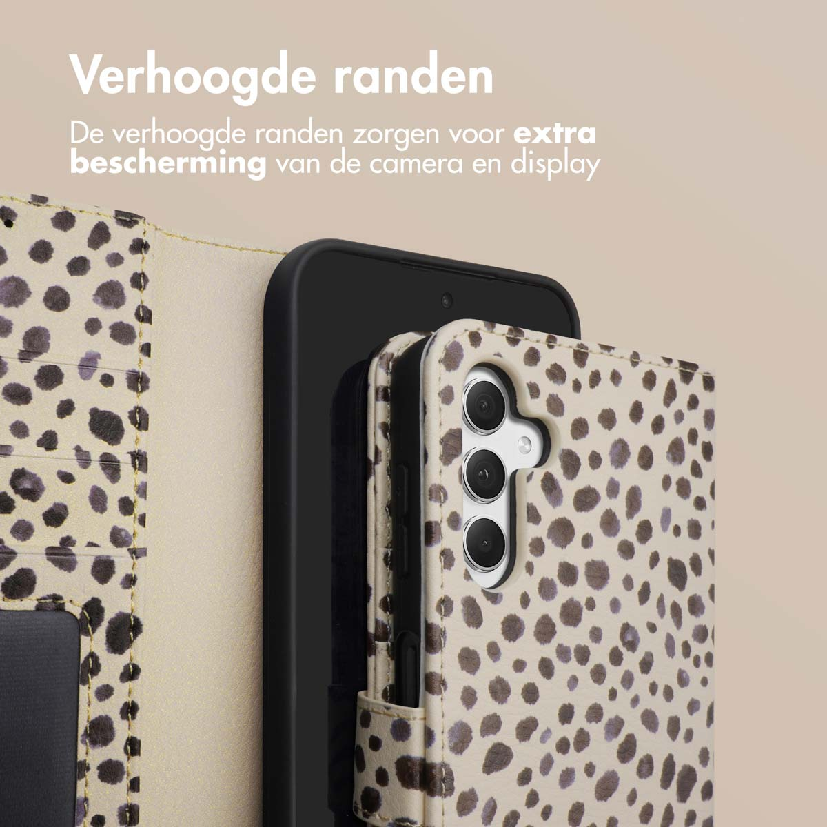 Téléphone dans un étui avec un fond beige et des points noirs. L'étui est ouvert.