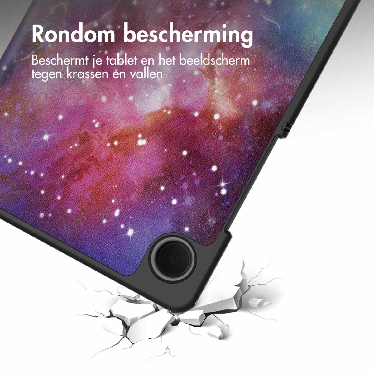 Een tablethoes wordt getoond voor een achtergrond van een melkwegstelsel. De hoes is open en heeft een zwarte rand.