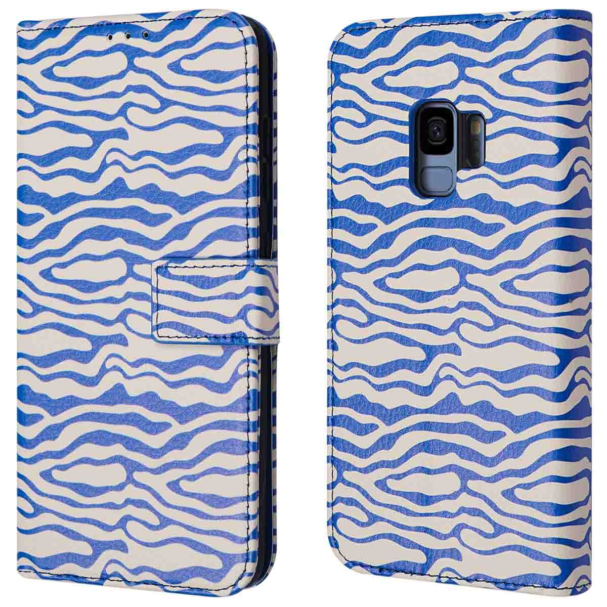 Twee telefoonhoesjes met een blauwe en witte zebraprint. De telefoonhoesjes zijn open.