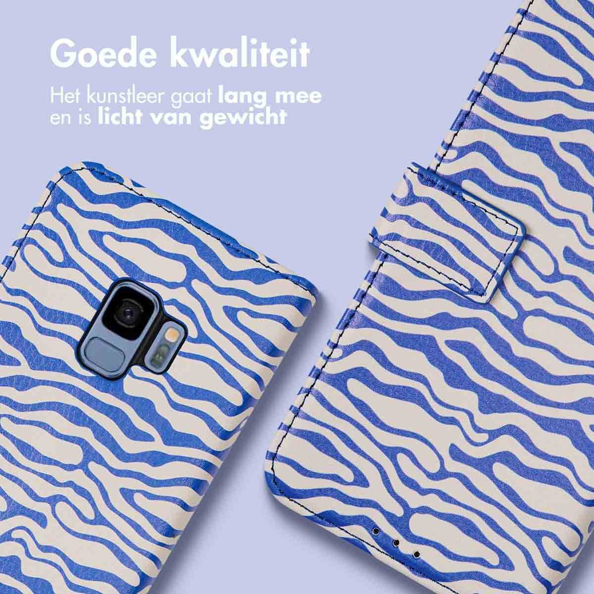 Twee telefoonhoesjes met een blauw-wit golfpatroon. Eén open, één gesloten.