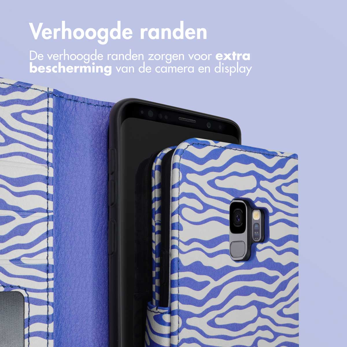 Telefoonhoesje met zebraprint met een telefoon erin. De hoes is blauw en wit.