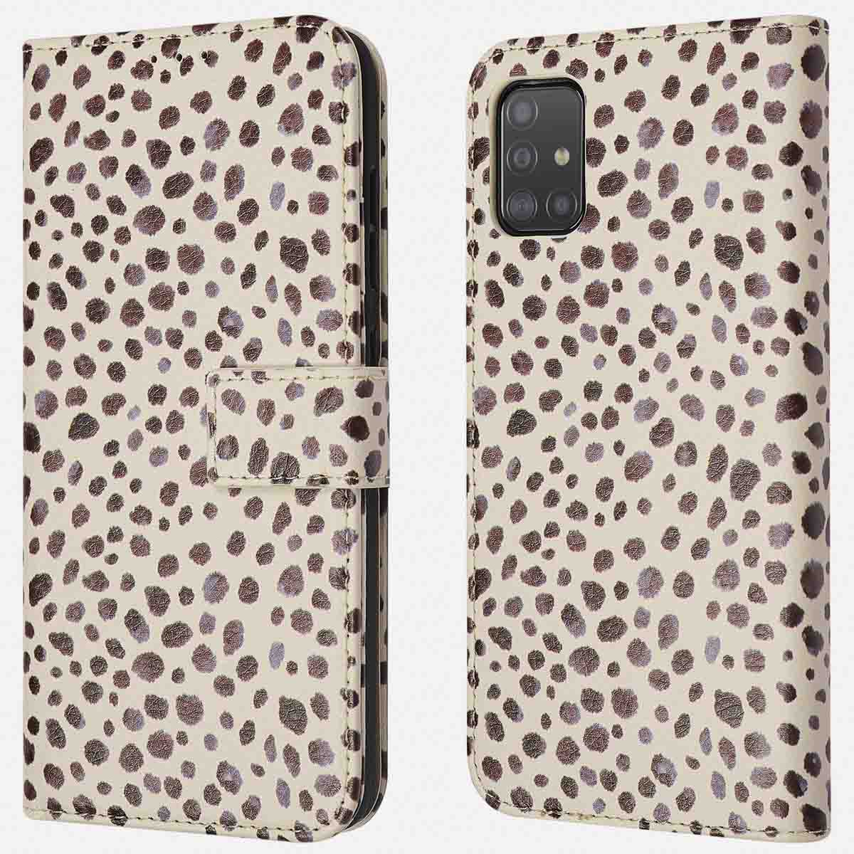 Telefoonhoesje met een crèmekleurige achtergrond en bruine stippen, met een telefoon erin.