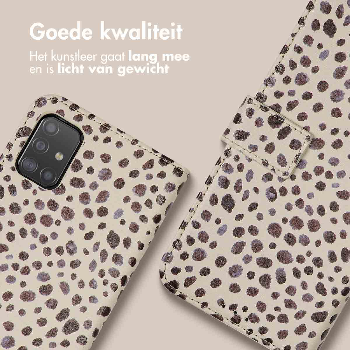 Telefoonhoesje met een dierenprint. De hoes is open en toont de telefoon binnenin.