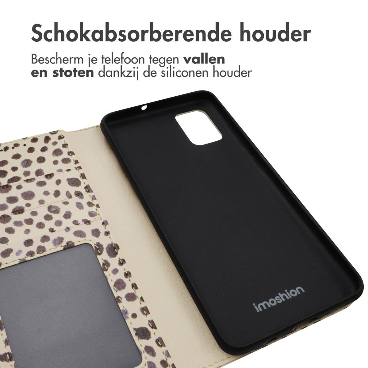 Een telefoon in een hoesje met luipaardprint. De hoes is open en onthult de telefoon binnenin.