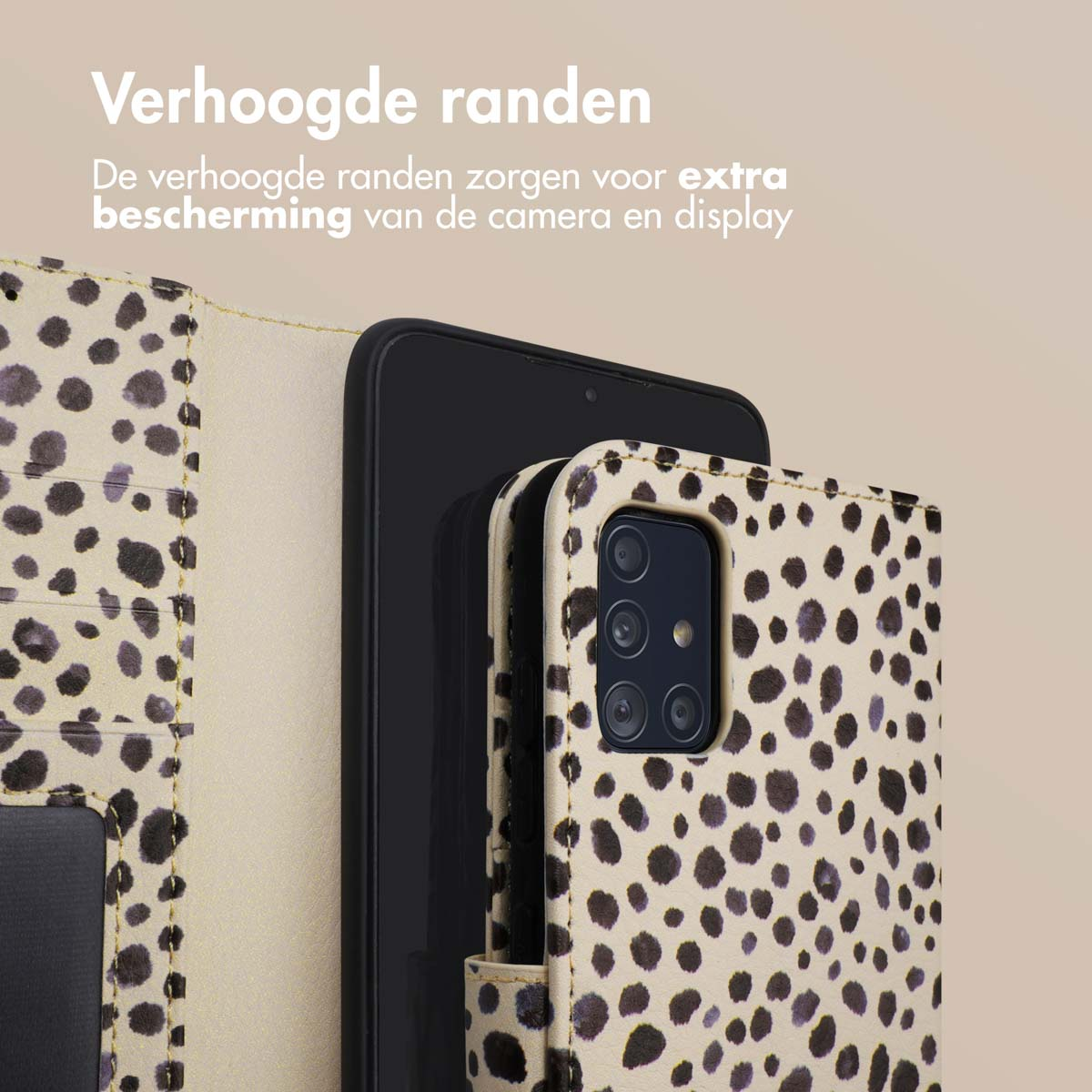 Een telefoonhoesje met een luipaardprint ontwerp wordt getoond. De telefoon binnenin is zichtbaar en heeft een camera.
