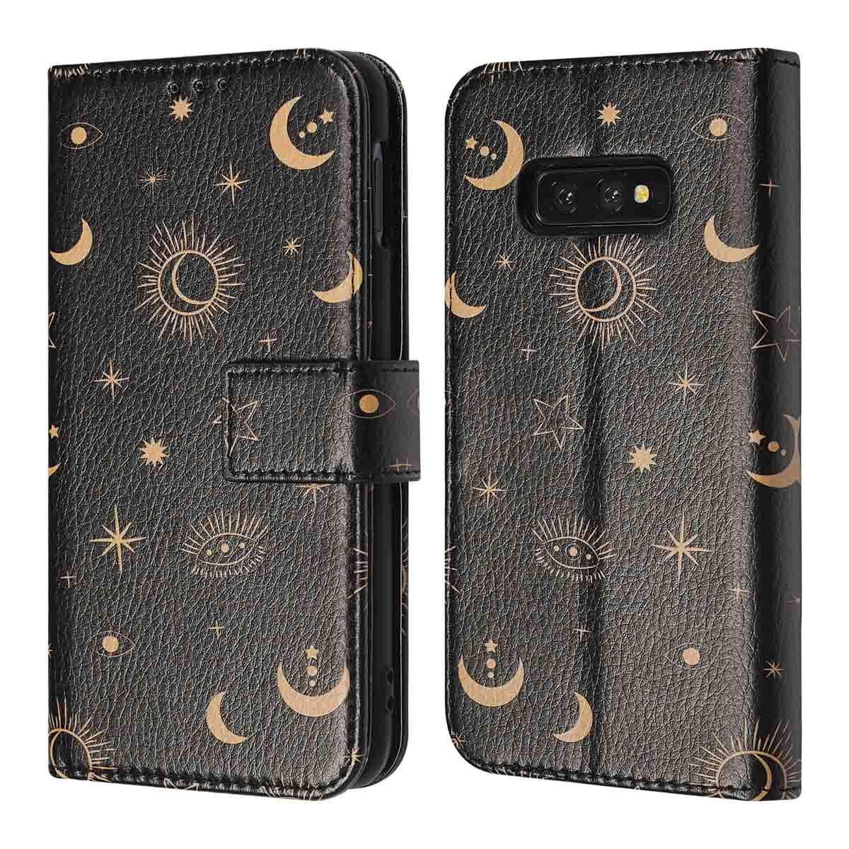 Étui de téléphone en cuir noir avec symboles célestes dorés. Ouvert, montrant le téléphone.
