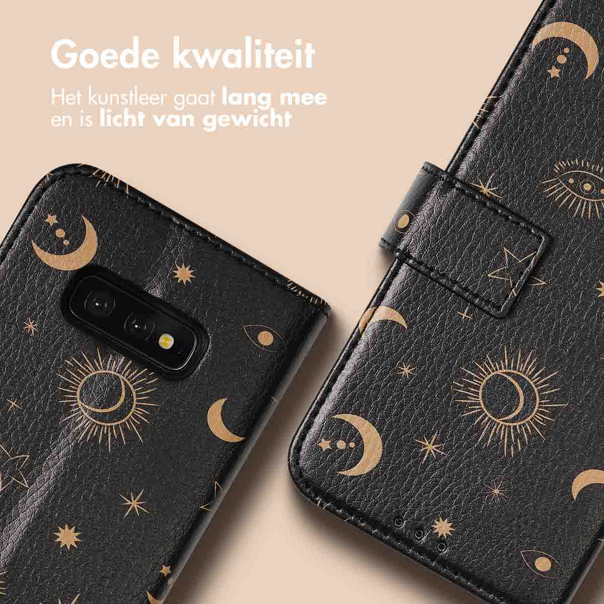 Coque de téléphone noire avec motif de lunes et d'étoiles dorées, avec un téléphone à l'intérieur.
