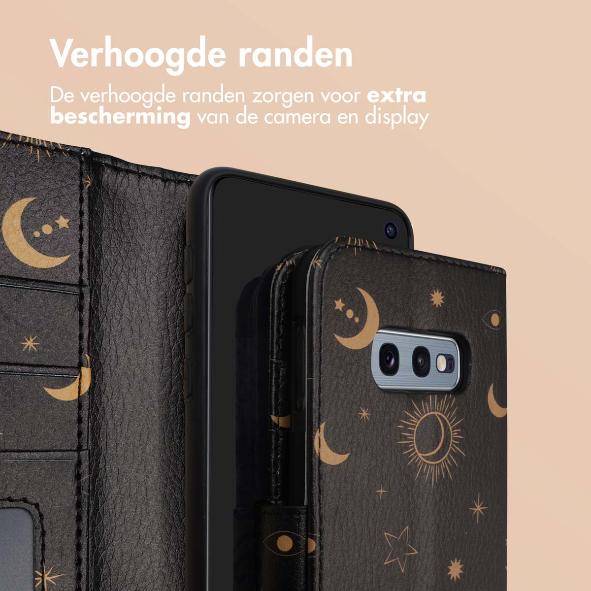 Téléphone dans un étui noir avec des lunes et des étoiles dorées. L'étui est ouvert.