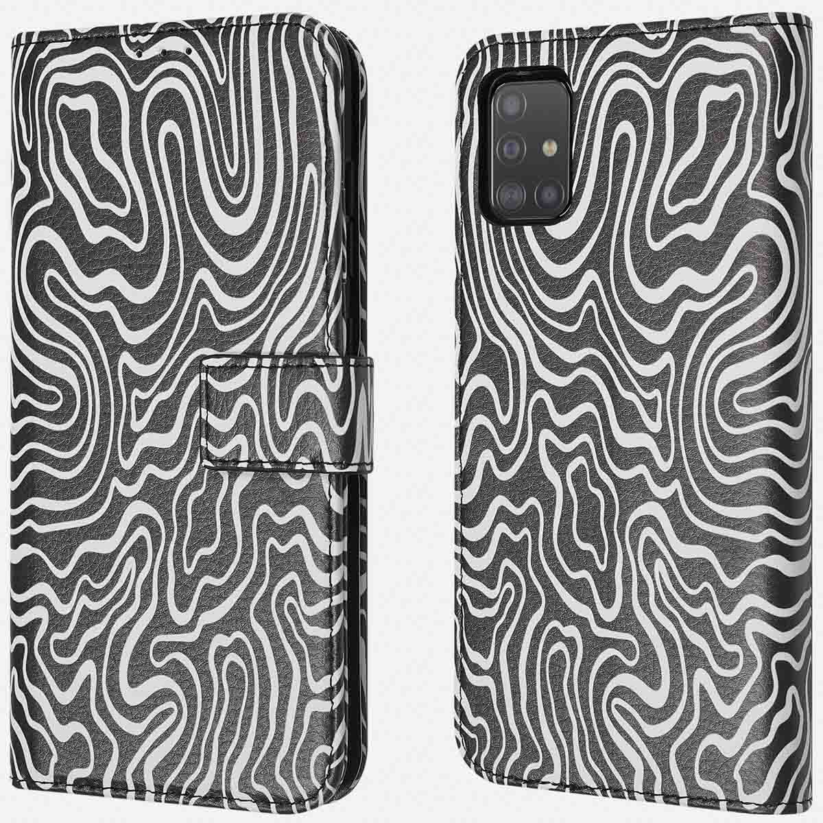 Telefoonhoesje met een zwart-wit zebrapatroon, open, met een telefoon erin.