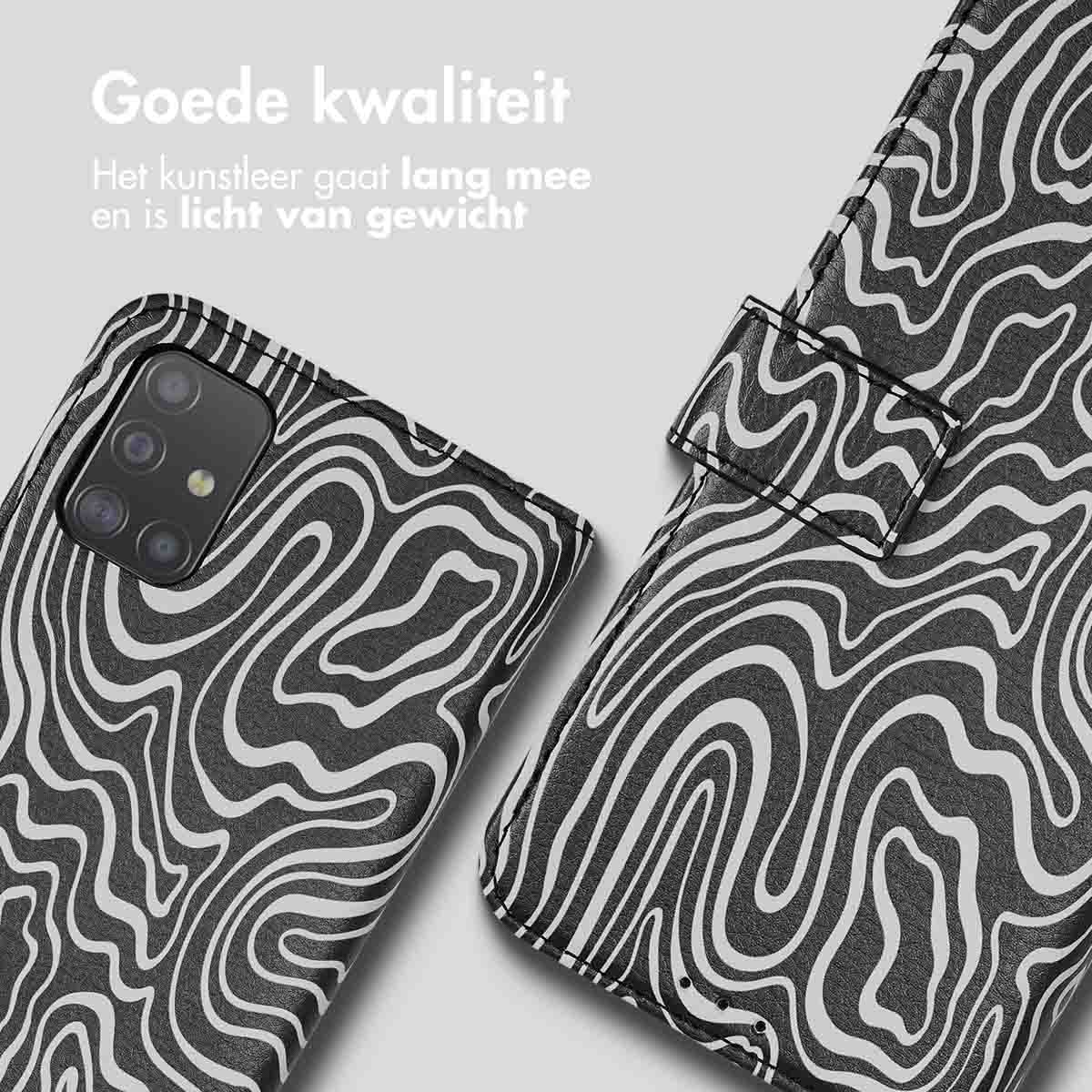 Twee telefoonhoesjes, één met een zwart-wit zebrapatroon, die de camera van de telefoon laten zien.
