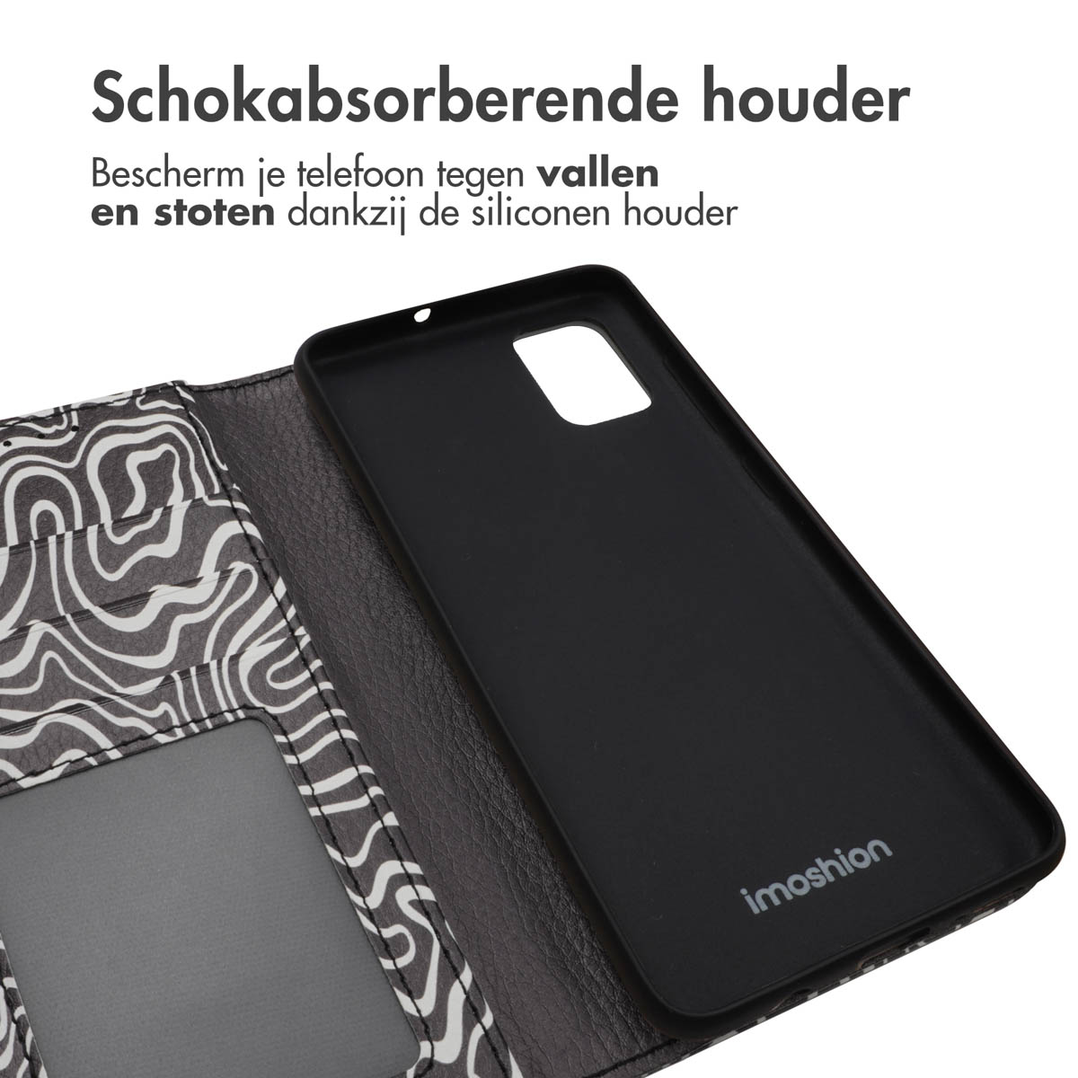 Een telefoonhoes is open. De hoes is zwart. Er is een patroon aan de binnenkant en een telefoon erin.