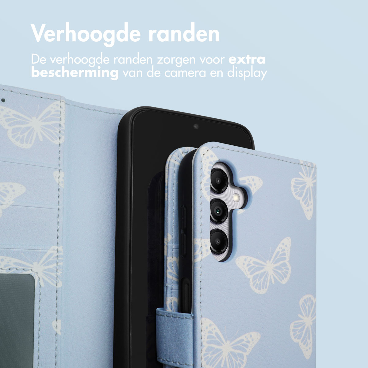 Lichtblauwe telefoonhoes met vlinderpatroon, met een telefoon. De tekst luidt: verhoogde randen.