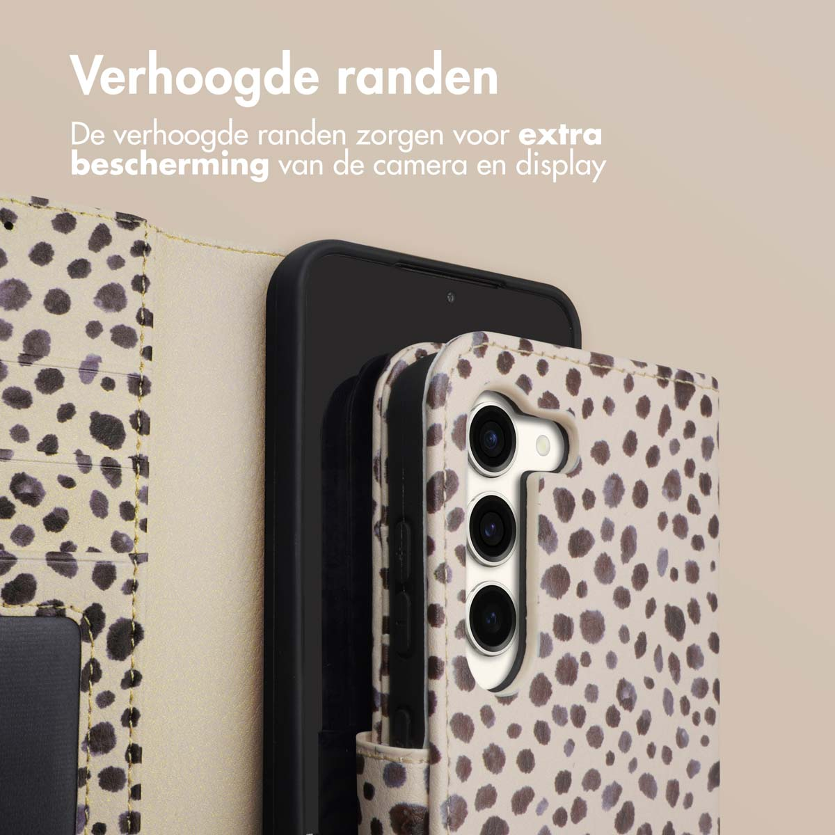 Coque de téléphone avec un téléphone à l'intérieur. La coque a un motif léopard. Texte : Bords surélevés.