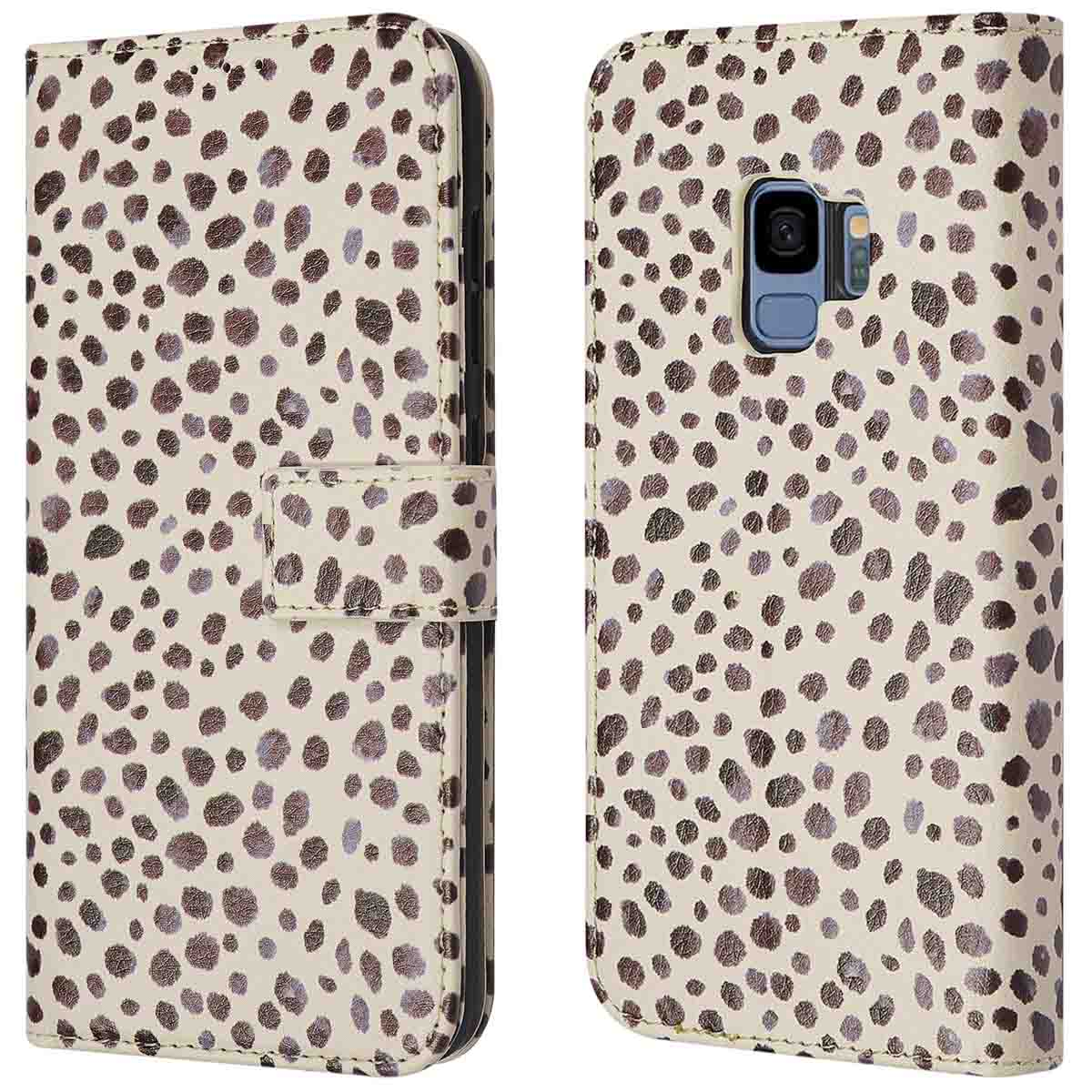 Een telefoonhoesje met een stippenpatroon is open, met een telefoon erin. De hoes heeft een sluiting.