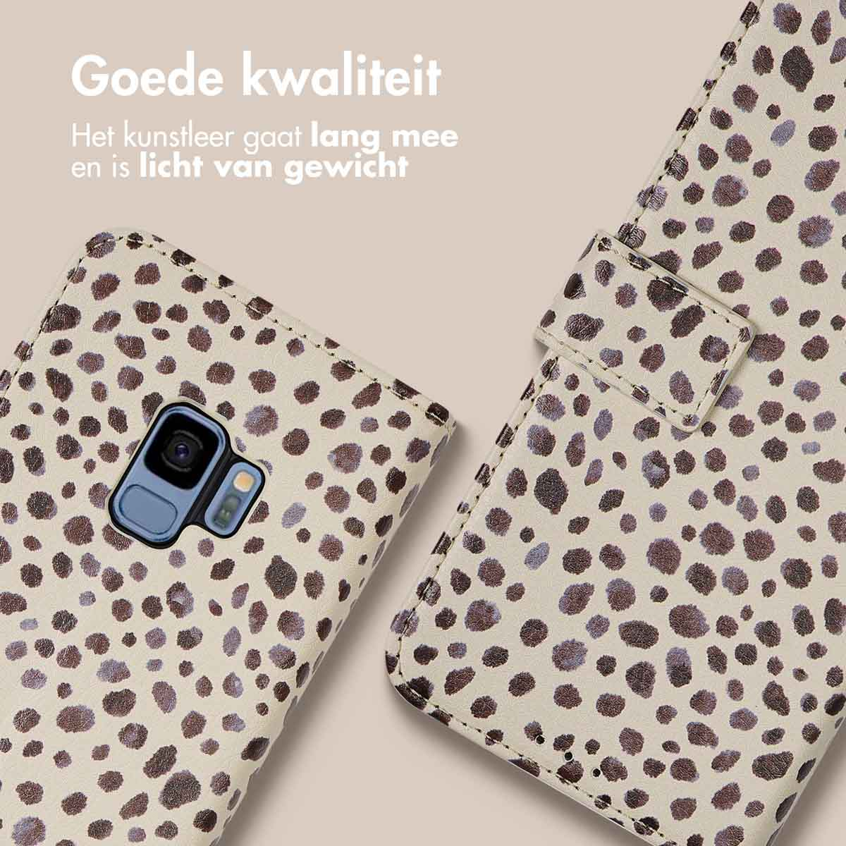 Open telefoonhoes met een stippenpatroon. De telefoon zit erin en heeft een camera. De hoes heeft een sluiting.